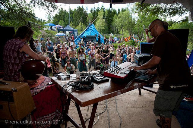 The dance floor by day, a DJ in the background. Photo Renaud Kasma, 2011.