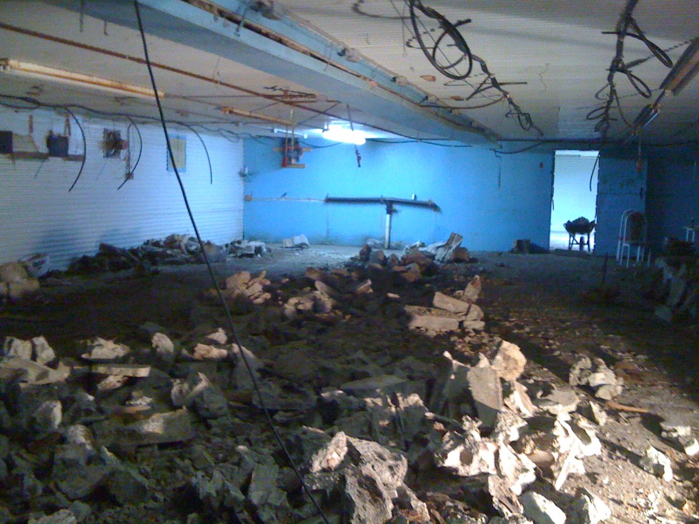 July 31, 2010: at the back, the opening towards the light.