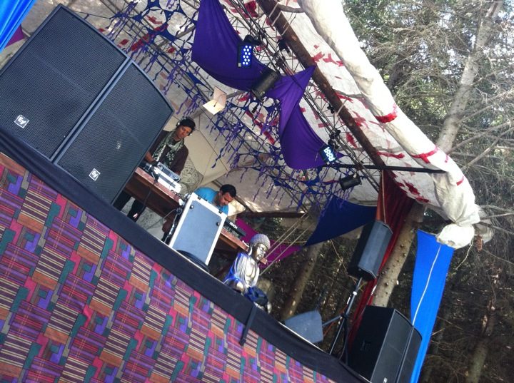 Sundari 2011: under the stage, the speakers and the fabrics.