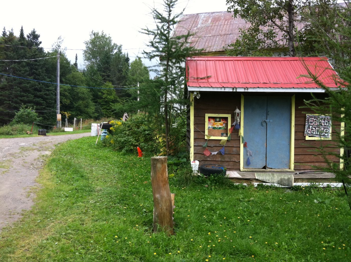 The red-roofed welcome cabin, at the entrance of the site, August 2011.