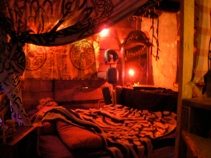 A red lodge, a candle, a bed: the Donjon of the beginnings.