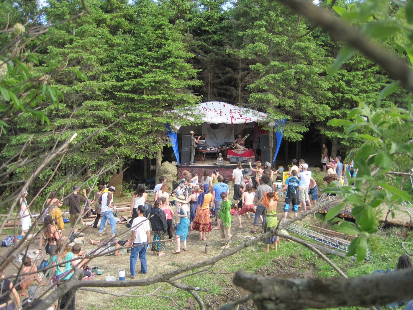 Sundari 2011 : la foule devant la scène de forêt.