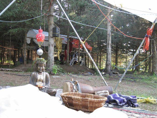 Sundari 2011 : le bouddha, son panier et ses tissus, sous le dôme.